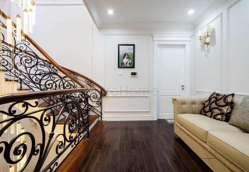 Khu vực giữa các tầng được trang bị sofa và bàn đơn giản để người dân có thể nghỉ ngơi.